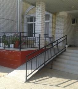 Вход в здание учреждения оборудован пандусом. При необходимости для обеспечения доступа в здание образовательной организации инвалиду или лицу с ОВЗ будет предоставлено сопровождающее лицо