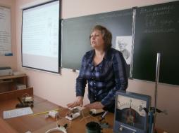 - учебная и специализированная мебель, -книгопечатная продукция, -печатные пособия (таблицы, схемы), - лабораторное и демонстрационное оборудование, -тематические и универсальные комплекты -специализированные приборы и аппараты, -цифровые образовательные ресурсы (цифровые УМК по основным разделам курса физики), -технические средства обучения (компьютер, мультимедиа проектор, экран)